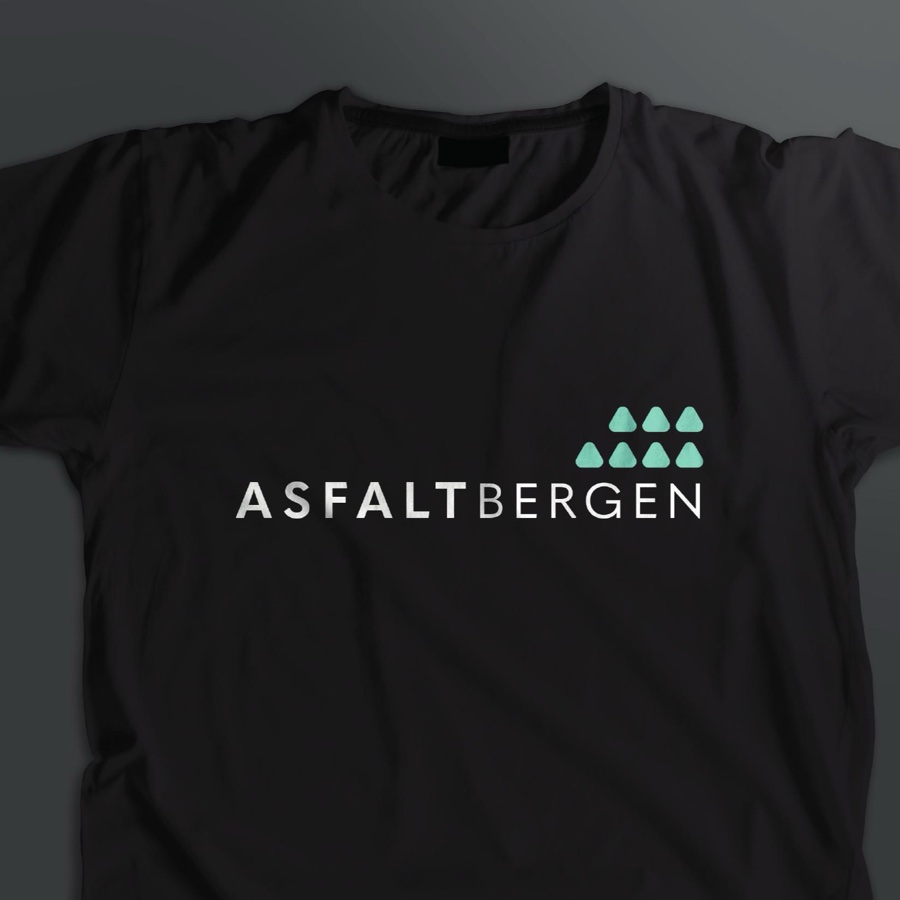 Svart t-skjorte med Asfalt Bergen-logoen i hvitt og mintgrønt